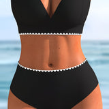 Bikini ar divām kontrastējošām lentēm