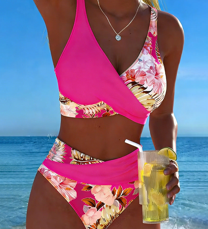Bikini ar kontrastējošu ziedu dizainu un šķēlumu