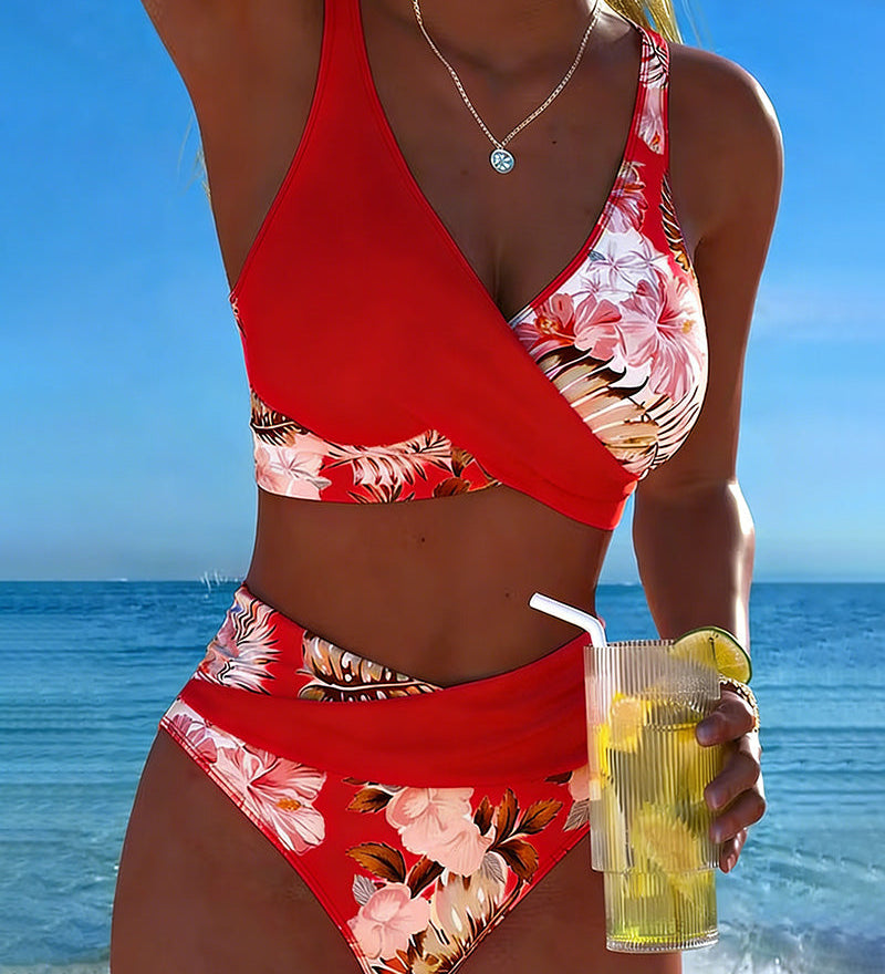 Bikini ar kontrastējošu ziedu dizainu un šķēlumu
