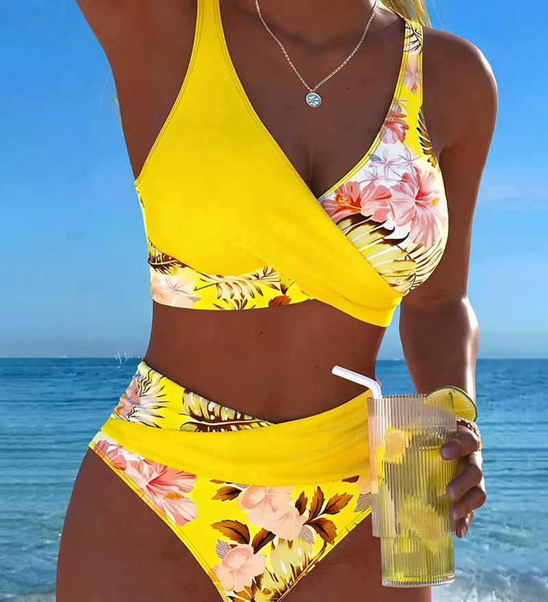 Bikini ar kontrastējošu ziedu dizainu un šķēlumu